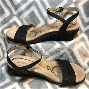 Axxiom sz 10 Black Fleur Wedge Heel